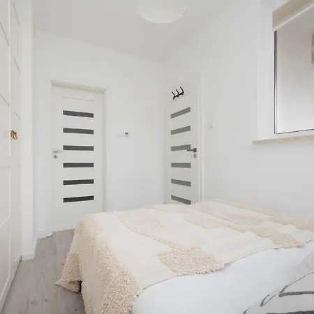 Lägenhet Cozy With Parking And Garden By Renters Warszawa