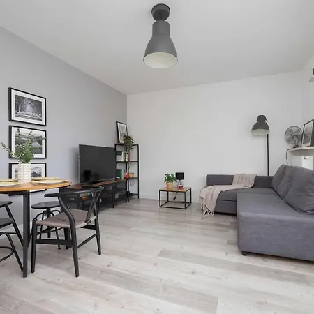 アパート Cozy With Parking And Garden By Renters ワルシャワ